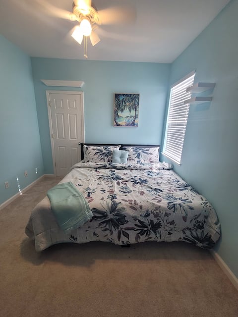 Bright and Beautiful Room