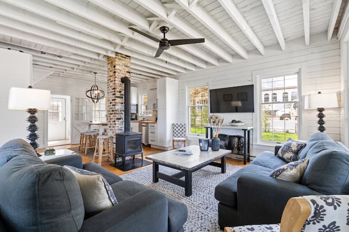 Historic Hill Street Home (Heart of Fish Creek!)