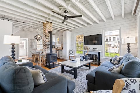 Historic Hill Street Home (Heart of Fish Creek!)