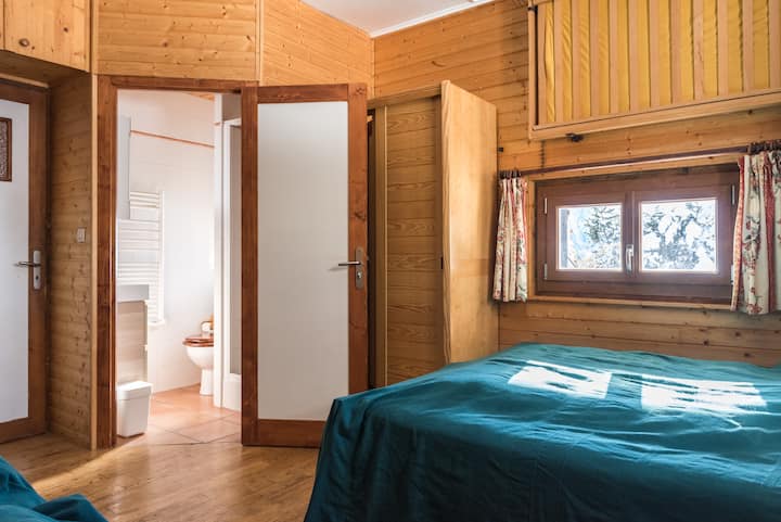 Deze grote slaapkamer op de begane grond heeft 2 eenpersoonsbedden, een groot tweepersoonsbed in 160 / 200 met een badkamer, toilet en een wastafel. 