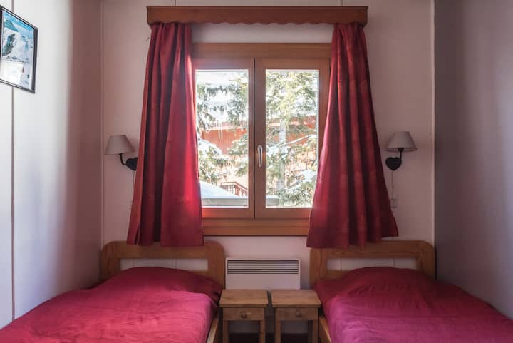 De kamer ligt op de begane grond van het chalet, het heeft 2 eenpersoonsbedden die bij elkaar kunnen worden gebracht en een badkamer met douche, wastafel en toilet. 