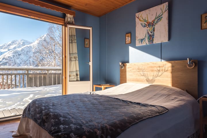 Deze tweepersoonskamer is gelegen op de begane grond van het chalet en kijkt uit op het terras. Het bestaat uit een 160 / 200 bed en een badkamer met wastafel, ligbad en toilet. 