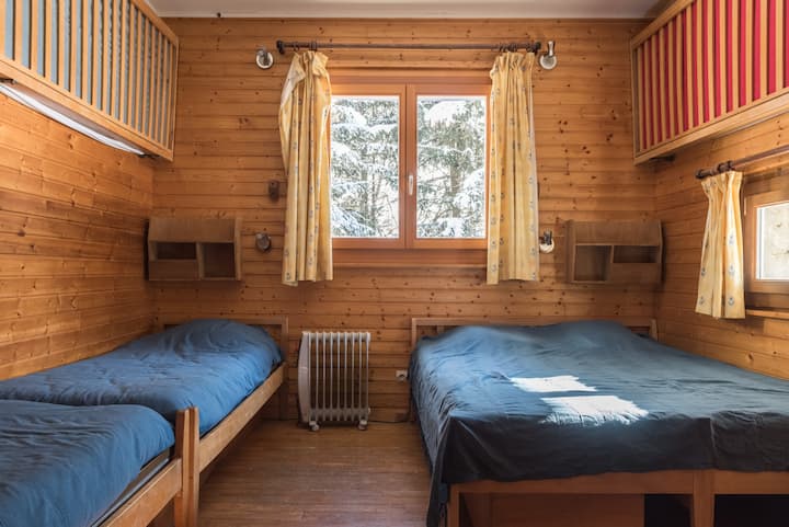 Deze grote slaapkamer op de begane grond heeft 2 eenpersoonsbedden, een groot tweepersoonsbed in 160 / 200 met een badkamer, toilet en een wastafel. 