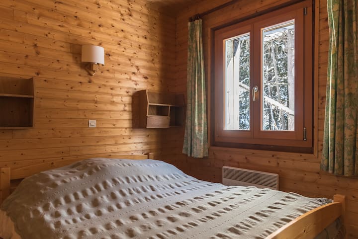 De kleine koppelkamer op de begane grond met een bed van 140/190 met uitzicht op de Devil 's Trail. Het heeft wastafel en douche.
Toilet is gelegen op de overloop. 