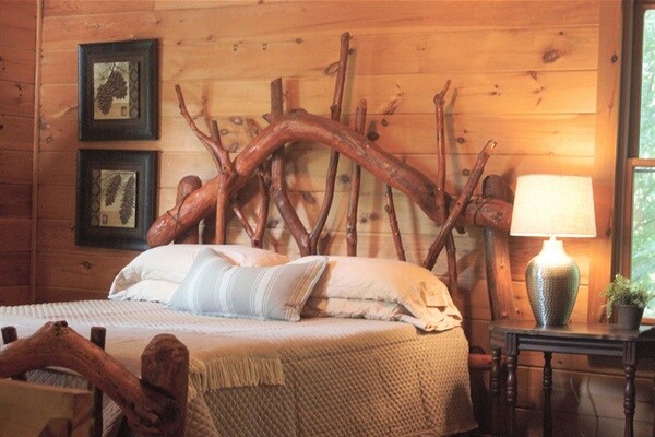 Mipangilio ya kulala ya roshani inajumuisha kitanda 1 cha malkia upande mmoja wa roshani na pacha 1 upande wa pili.