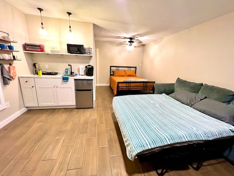 Top Airbnb: 20 Minutes from IAH & Downtown / Quiet Suite in Greater Inwood