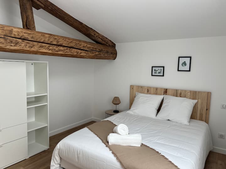 เตียงขนาด 140x190 ห้องแต่งตัวพร้อมชั้นวางของและไม้แขวนเสื้อ