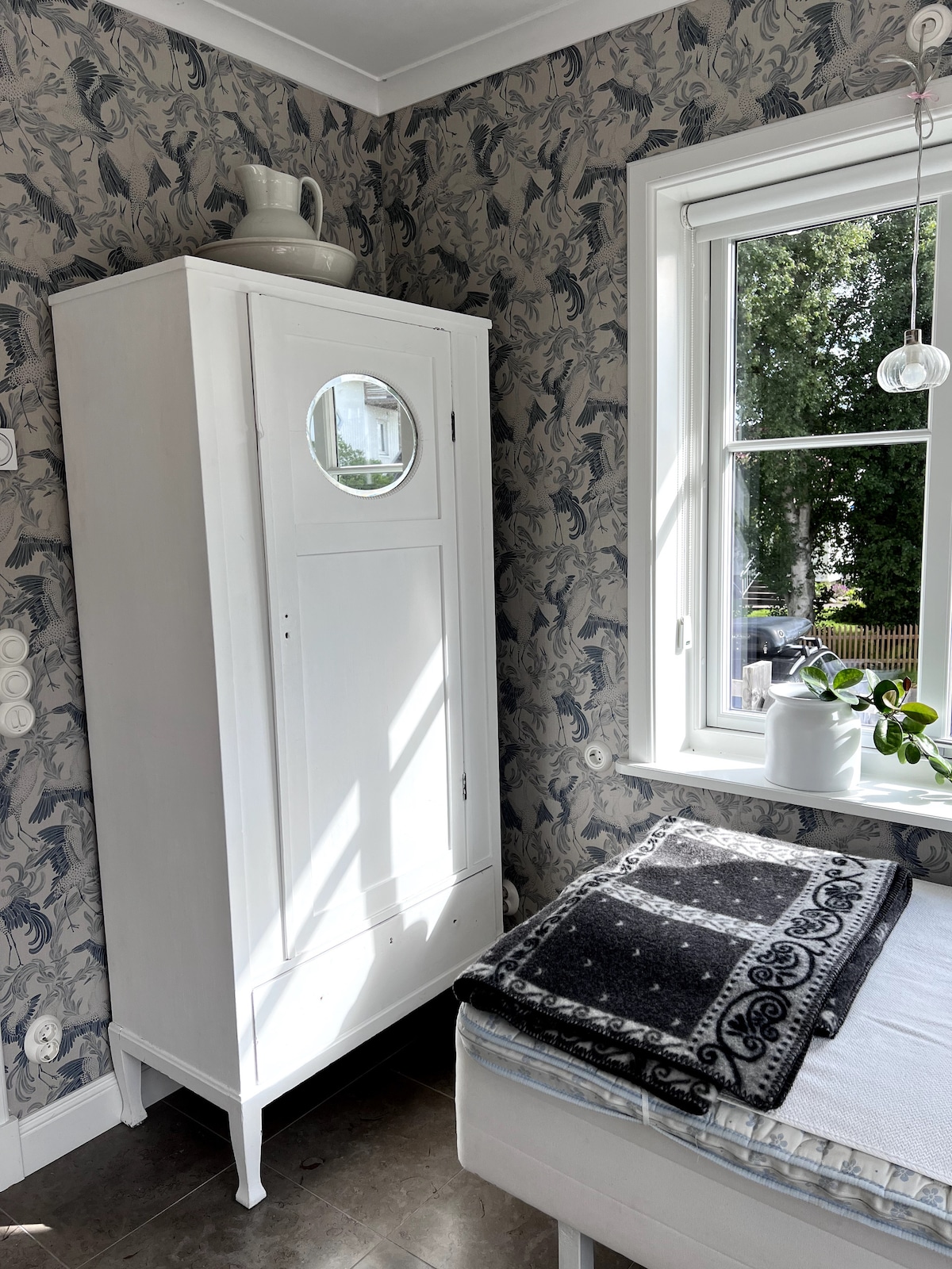 Sofa (bračni krevet) i krevet za jednu osobu. Spavaća soba nalazi se u prizemlju. Nalazi se u produžetku kuće, na podu, pa je nekoliko koraka dalje. 