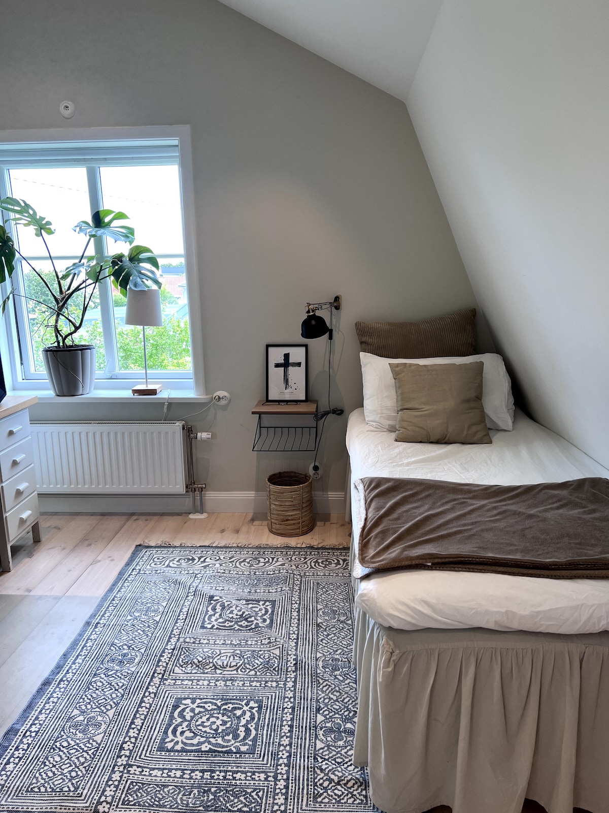 U ovoj se prostoriji sada nalazi krevet širine 120 cm.