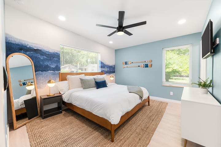 Oddýchnite si v tomto pokojnom apartmáne s manželskou posteľou, ktorý ponúka upokojujúce pobrežné tóny, zatemňovacie žalúzie a inteligentný televízor! K dispozícii je aj kúpeľňa s toaletou.