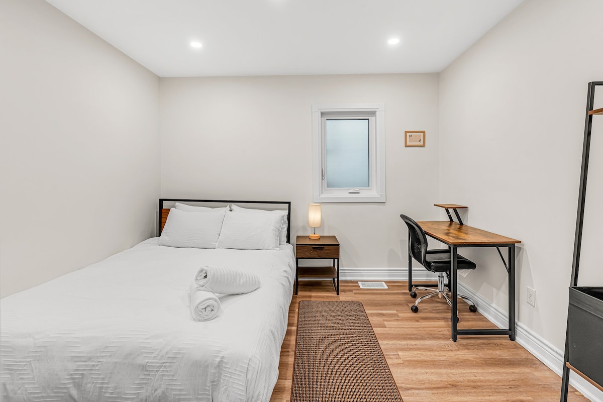 ¡Ponte manos a la obra en el espacio de trabajo de tu habitación, rodeado de sábanas de calidad hotelera para una noche de sueño reparador!