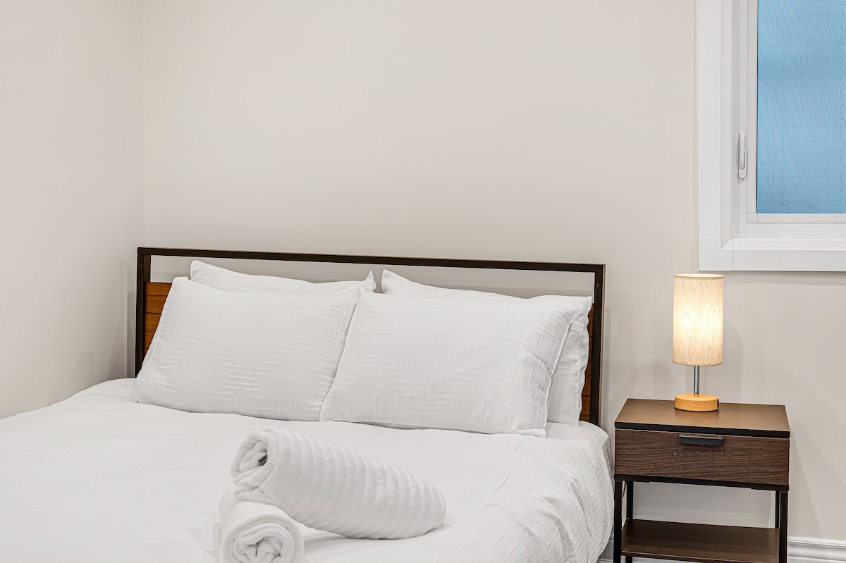 Relájate y desconecta en el segundo dormitorio, diseñado para la máxima comodidad y tranquilidad.