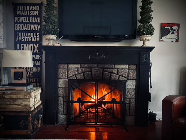 The Cottage in High Park – Free Parking! gallery image 2