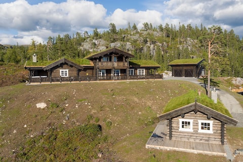 Norefjell Vest-Nyere handcrafted cabin with 19 beds.