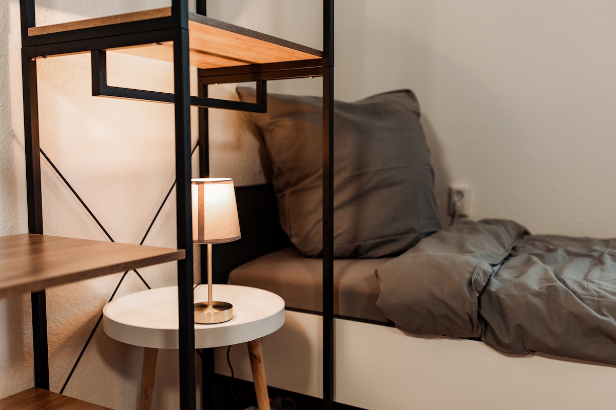 À côté de chaque lit se trouve une lampe de chevet et une barre de prise pour charger, par exemple, les téléphones portables.