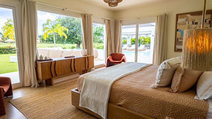 Wake up every day amazed by the stunning views that adorn our rooms.
