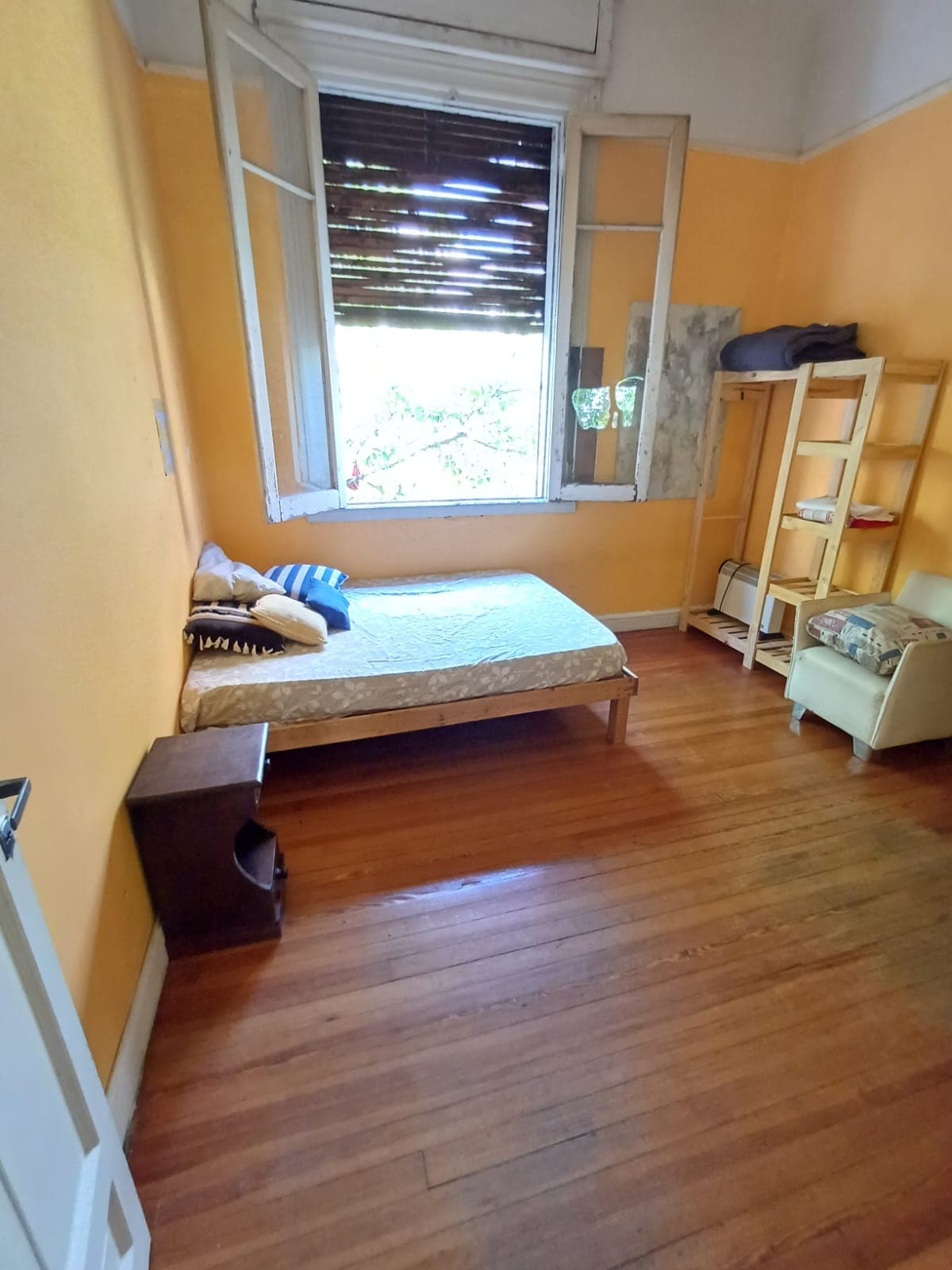 Quarto amplo para aluguel em casa em Recoleta