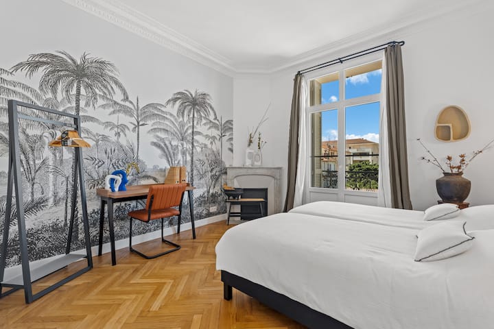 Deuxième chambre ouvrant sur un balconnet au calme composée de 2 lits simples de 90 qui peuvent être rassemblés ou non. Cette chambre dispose également d'un espace de travail et d'une penderie.