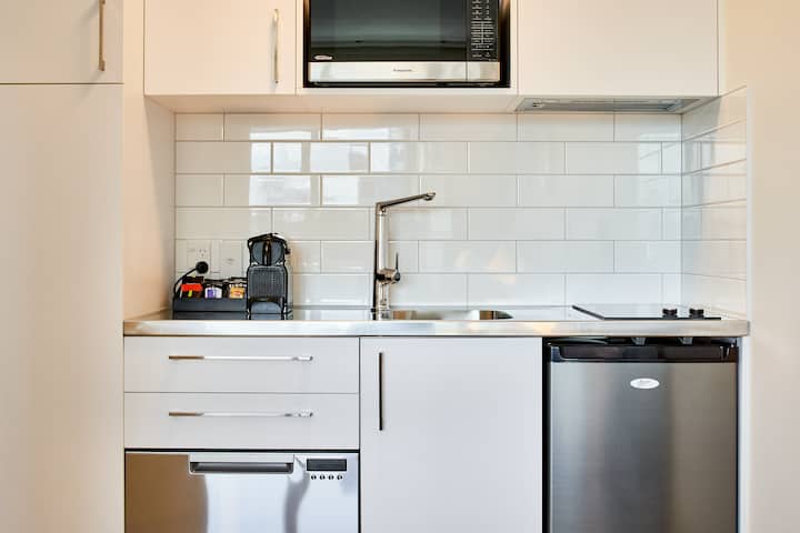 Quiet Queen Studio Apartment With Kitchen - Wellington