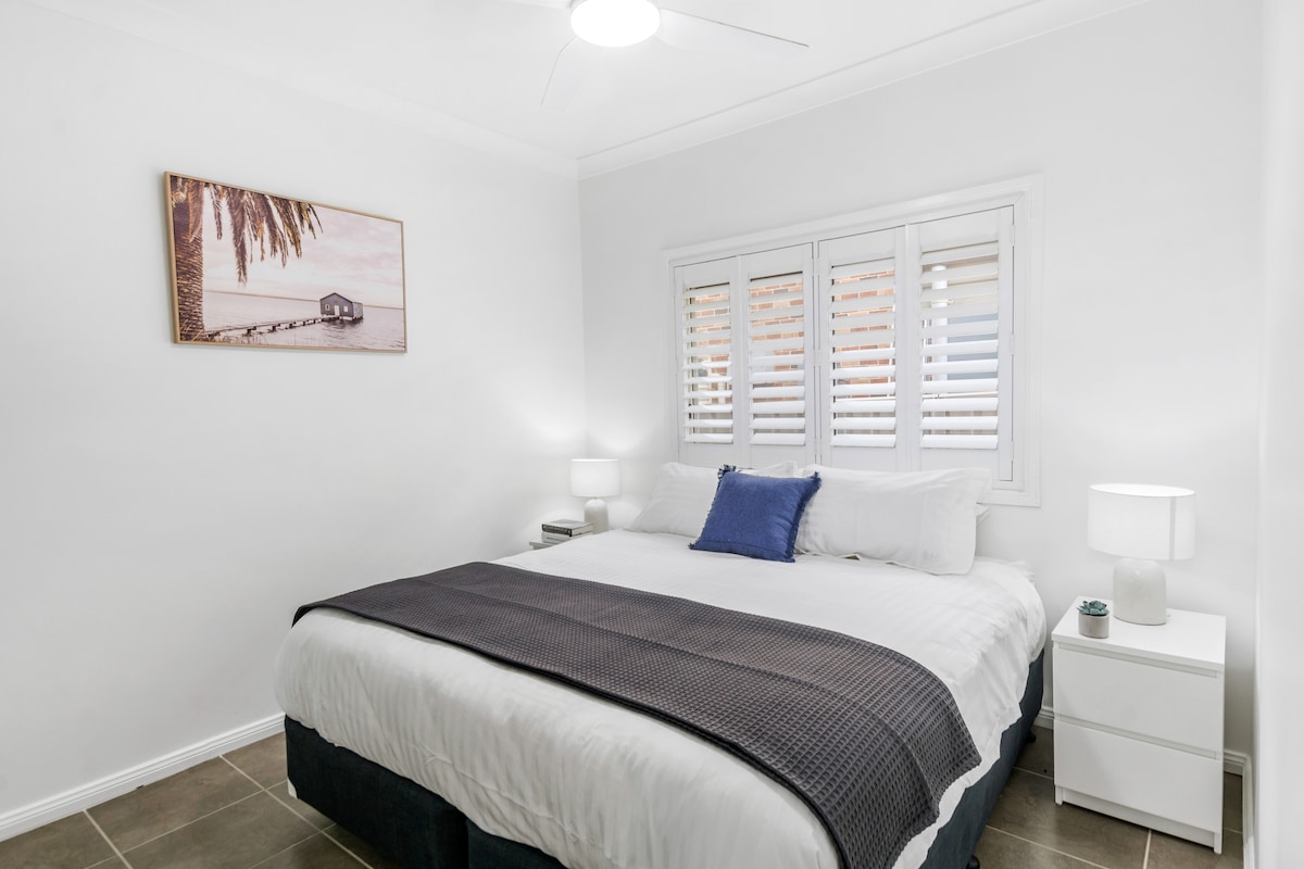 Drift off into a peaceful state in the bedroom with the generous king-sized bed, ambient side lamps and breezy ceiling fan. 
