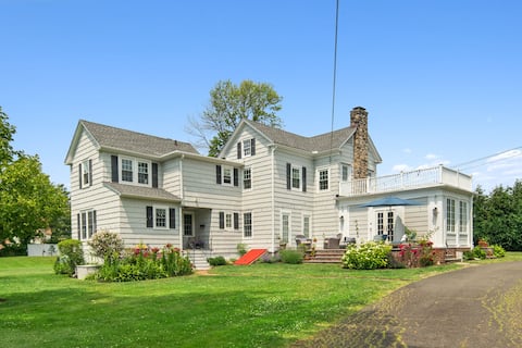 Sun-filled Farmhouse for 8