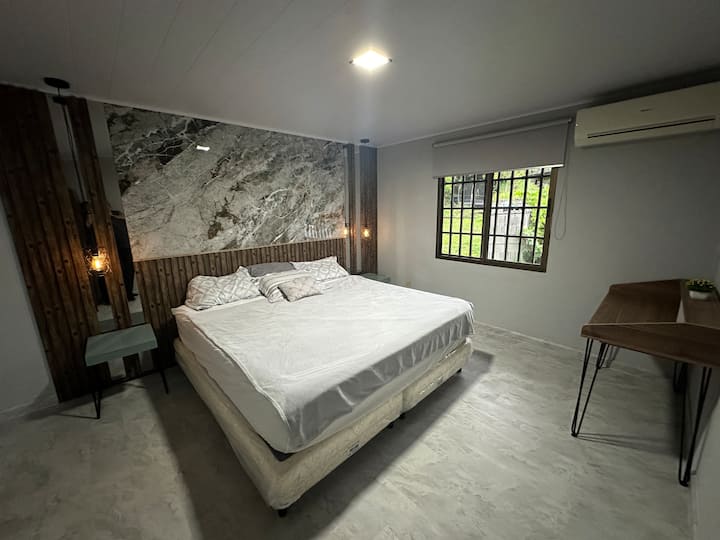 Главна соба со брачен кревет (широк 180 - 200 см) и 1 бања и клима уред