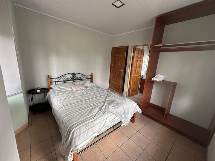 Спална соба 2 со брачен кревет (широк 180 - 200 см) и бања