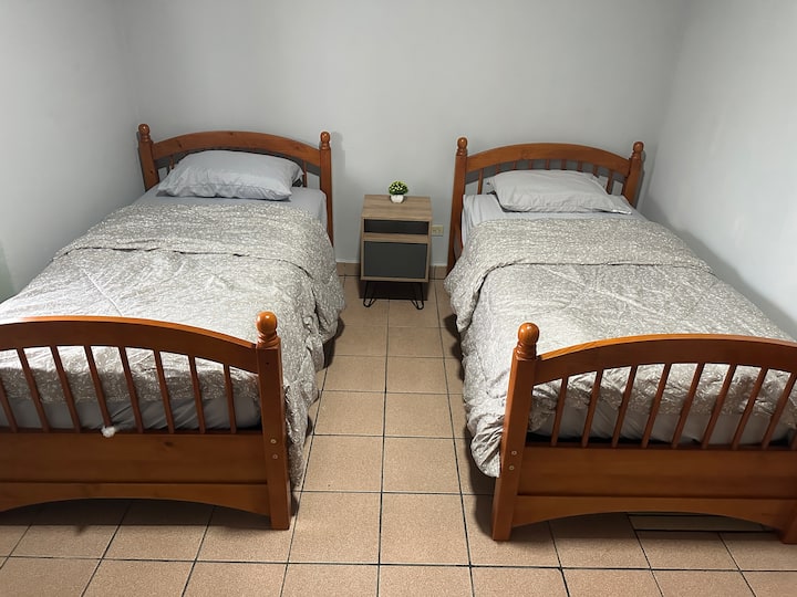 Соба 3 со 2 брачни единечни кревета