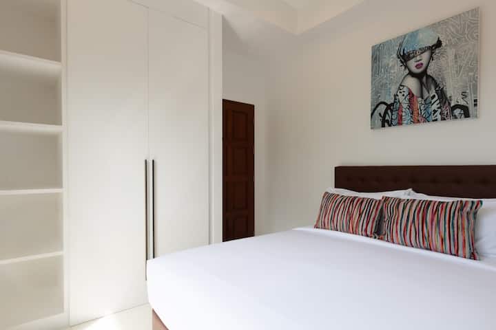 غرفة نوم مريحة مع لوحة جميلة. إذا كنت تحب الفنون، فإن غرفة النوم هذه مناسبة لك