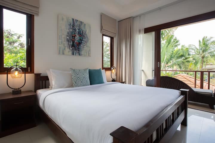 متعب خلال النهار والحصول على نوم مريح في الليل في غرفة النوم المريحة