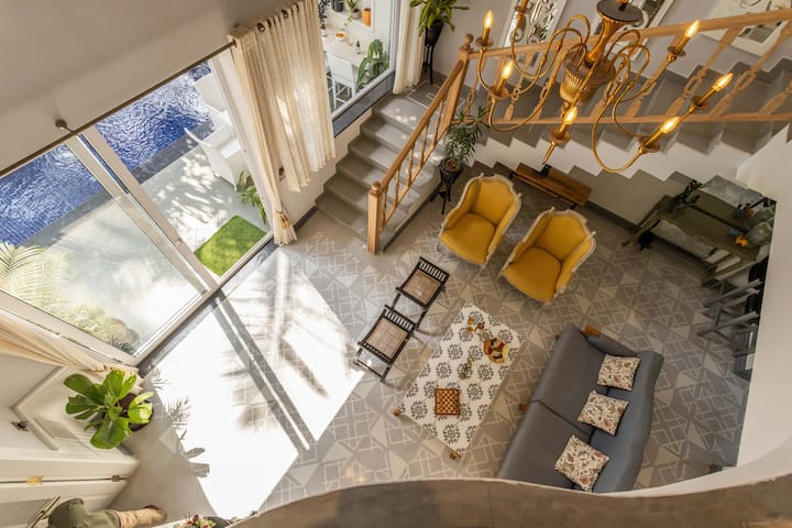 Comfortable living room with stylish furnishings.