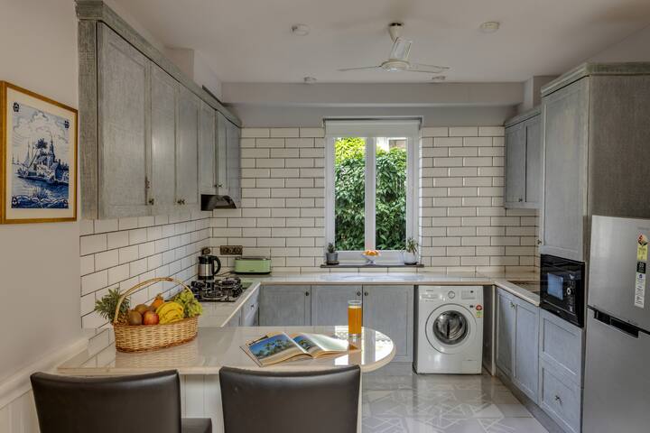 Fully equipped kitchen with dining area.