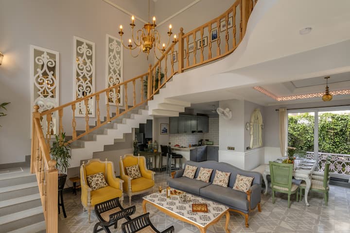 Comfortable living room with stylish furnishings.
