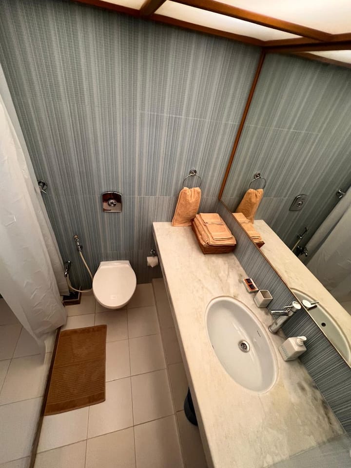 Full bathroom 2 image 1