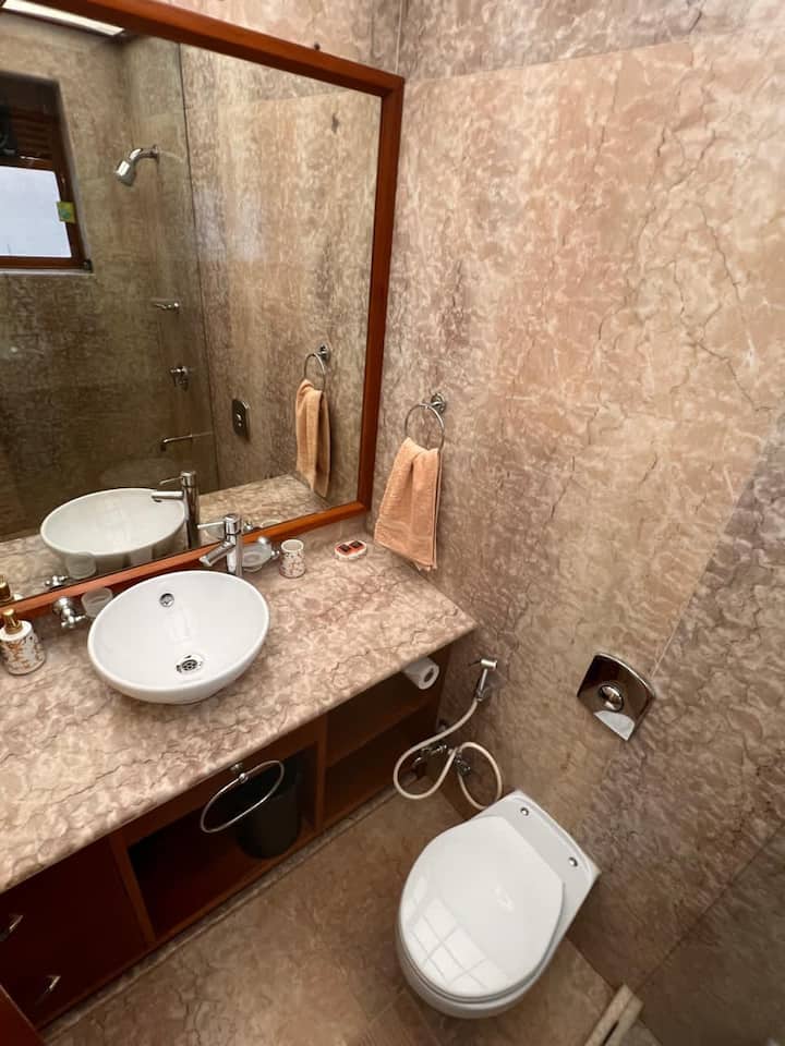 Full bathroom 1 image 1