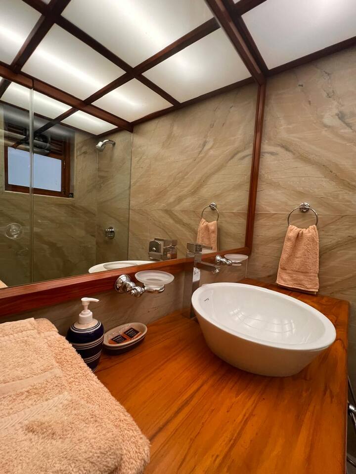 Full bathroom 3 image 1