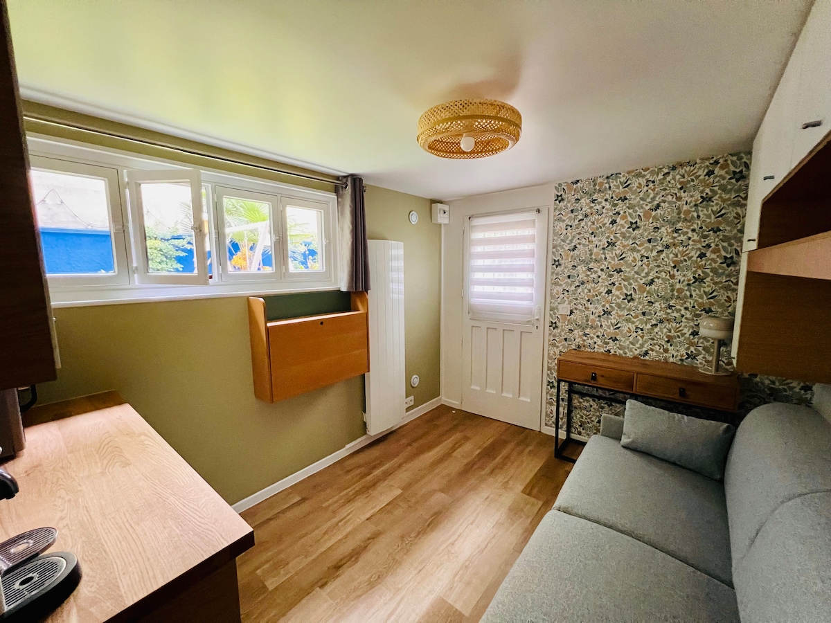 Popular Airbnb listing: Studio in a peaceful garden in Montrouge