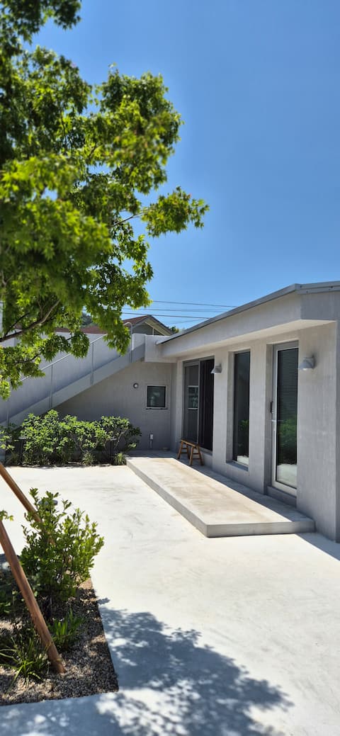 # Private stay with a new open 60-pyeong yard # Think of a house