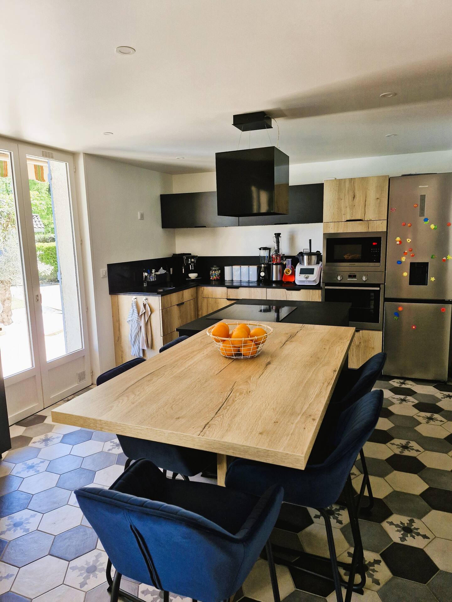 Maison avec piscine proche Lyon — Cuisine entière