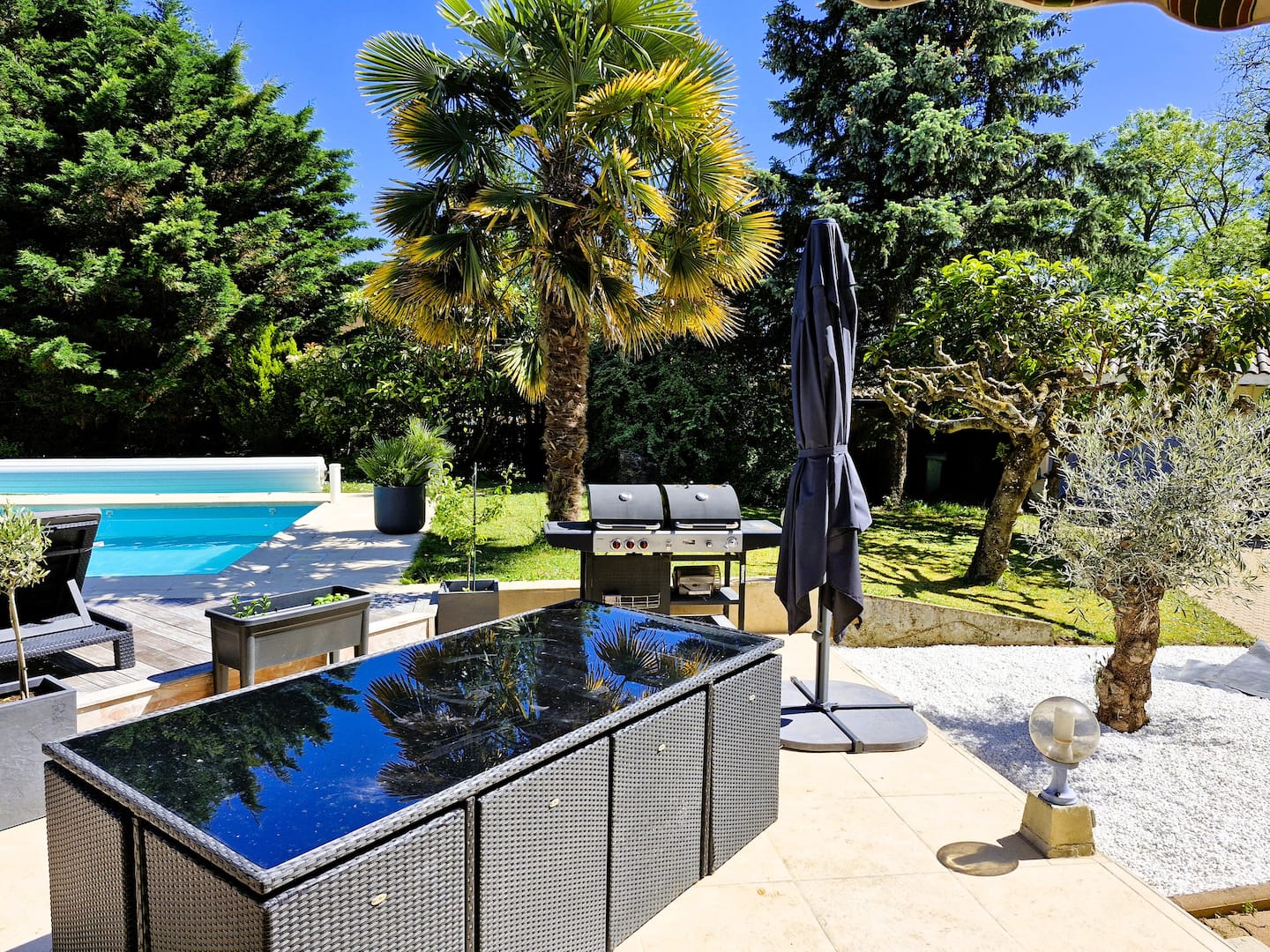 Maison avec piscine proche Lyon — Extérieur