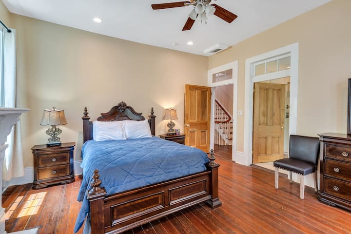 חדר שינה מס '2 עם מיטת קווין סייז, טלוויזיה, חדר רחצה צמוד ודלתות צרפתיות שנפתחות למרפסת פרטית