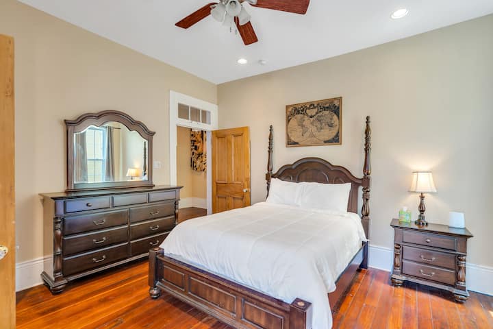 חדר שינה 1 עם מיטת קווין