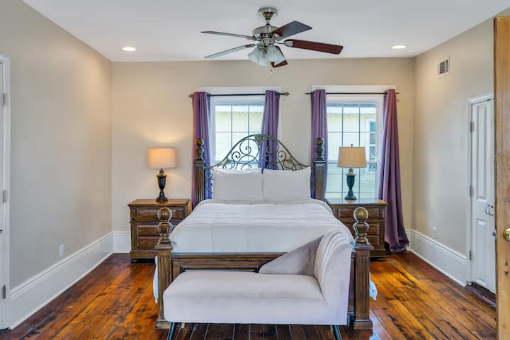 חדר שינה מס '3 (קומה 3) עם מיטת קווין סייז, טלוויזיה וחדר רחצה צמוד