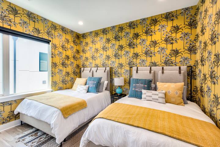 Luxury Group Getaway Near Broadway | Rooftop View gallery image 5