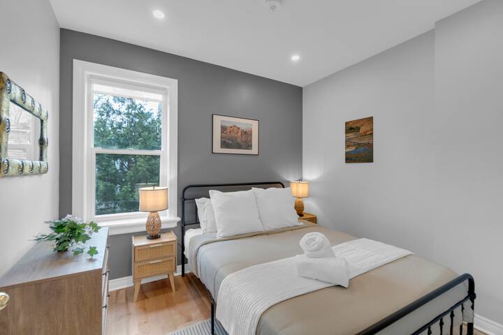 The Gallery – Designer 3BR – Downtown – Patio gallery image 3