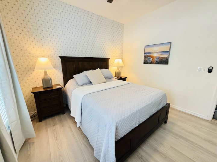 Ubicado en el primer piso. Cama tamaño queen y área de trabajo.