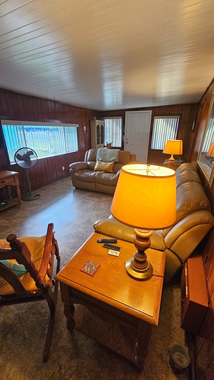 Lake Front Cottage Fits 4 People - Beverly Hills, FL