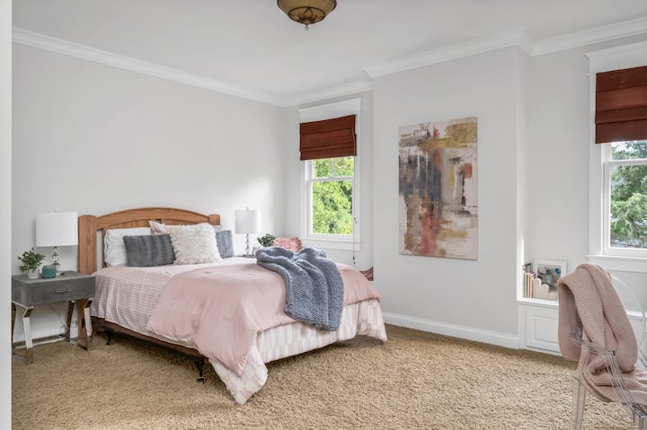 Спална соба бр. 4 со брачен кревет (широк 150-179 см), нијанси за затемнување на собата, биро и сопствена бања.