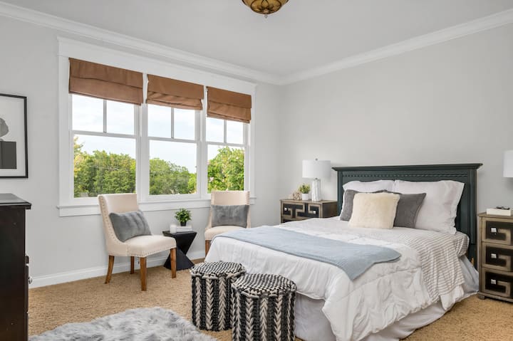 Брачен кревет (широк 150-179 см) во спалната соба бр. 2 со нијанси за затемнување на собата и целосна сопствена бања.