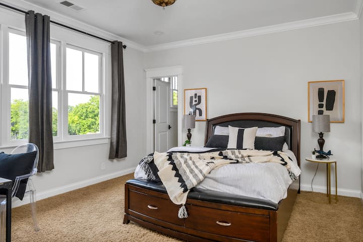 Спална соба бр. 3 со брачен кревет (широк 150-179 см), нијанси за затемнување на собата, биро, плакар и сопствена бања.